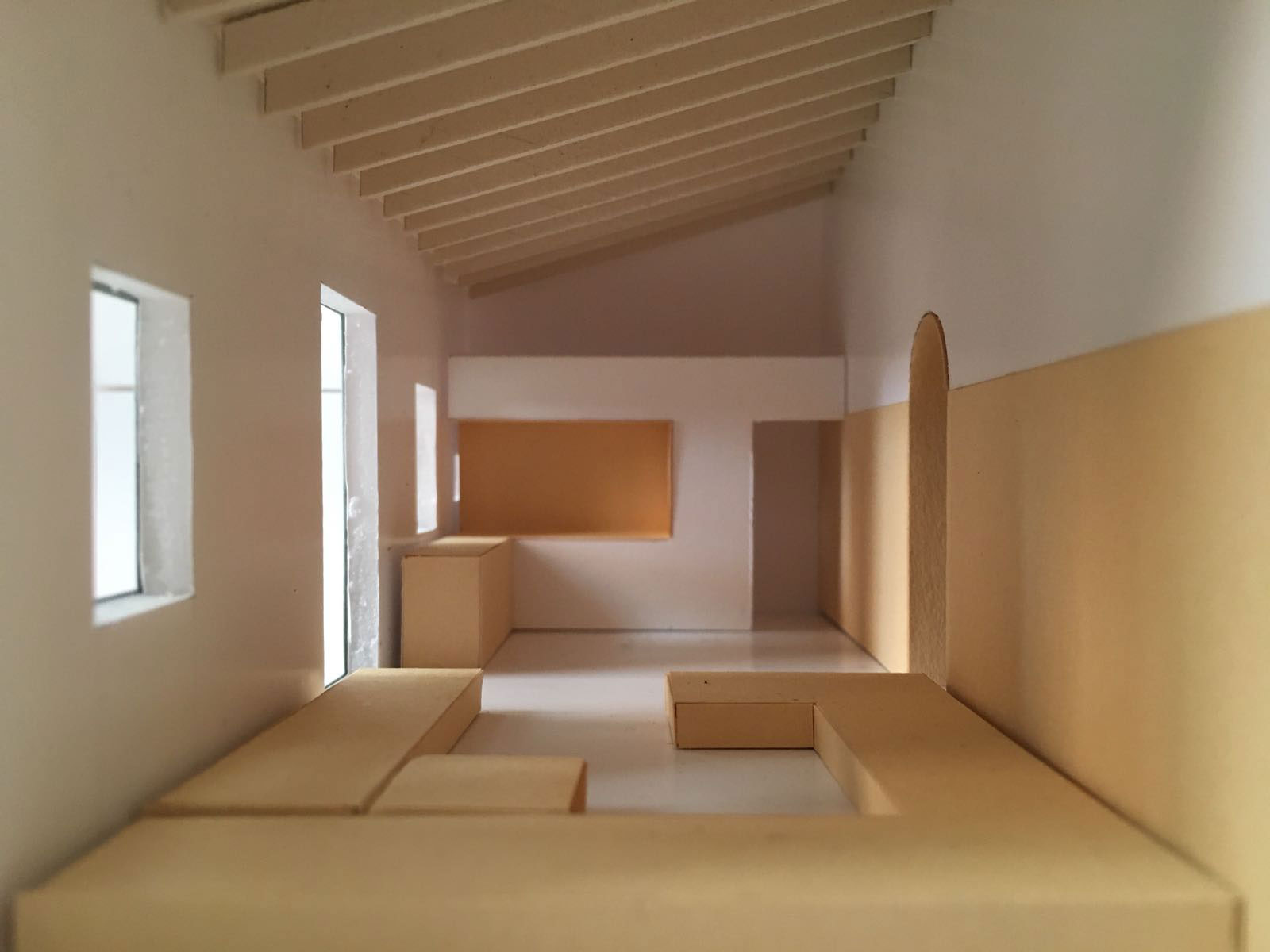 habitación vacía en tonos blancos y amarillos