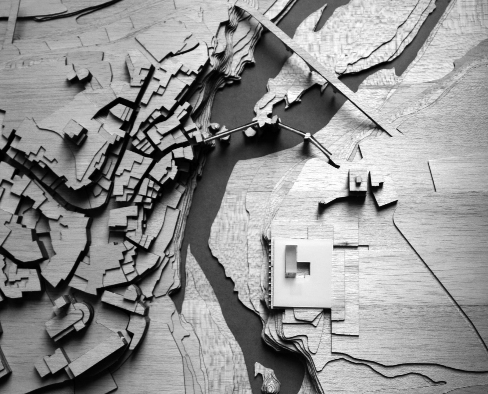 vista aérea de una maqueta de una ciudad con un río y un puente
