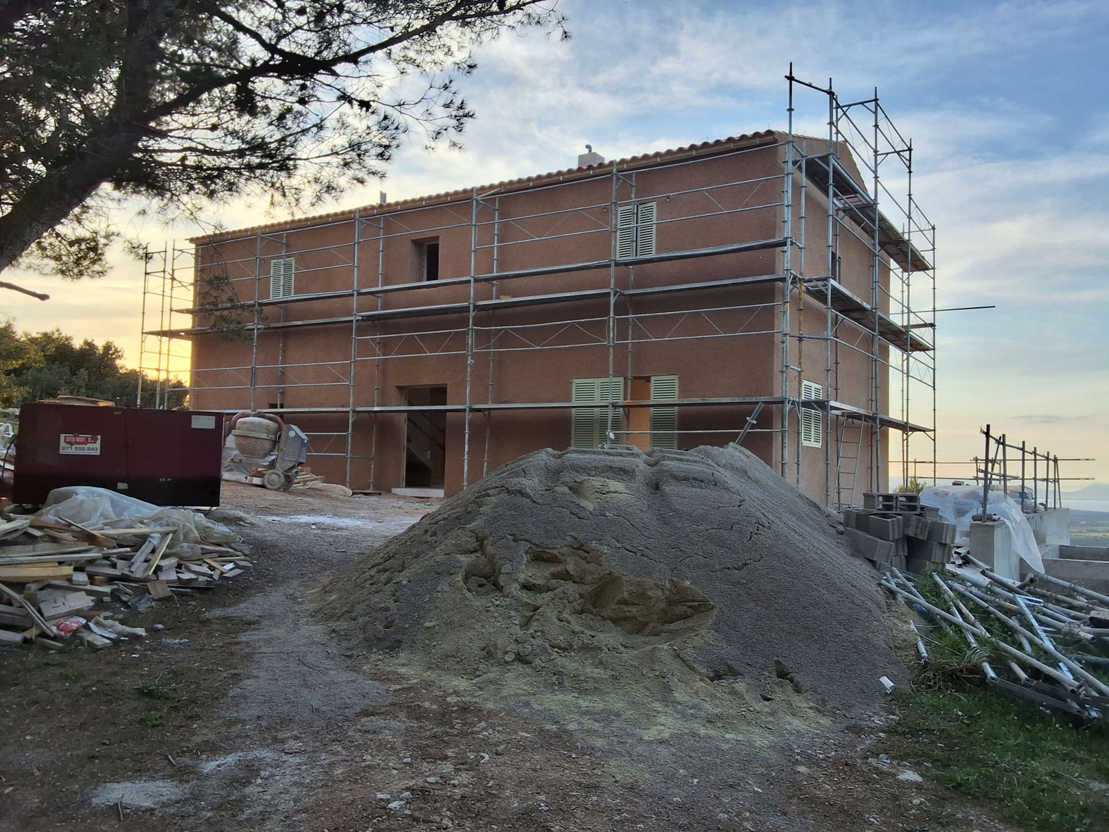 fachada de un edificio en obras con andamios