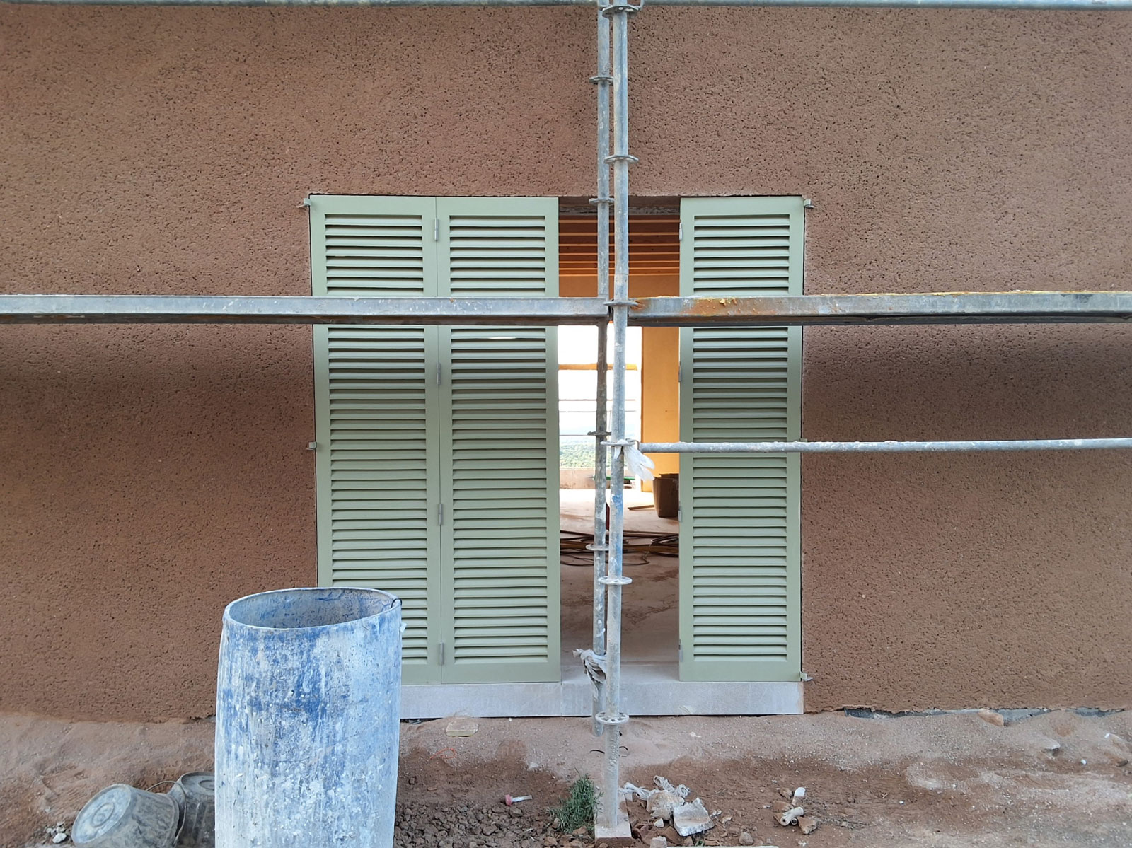 andamio en un edificio del cual se ve una ventana