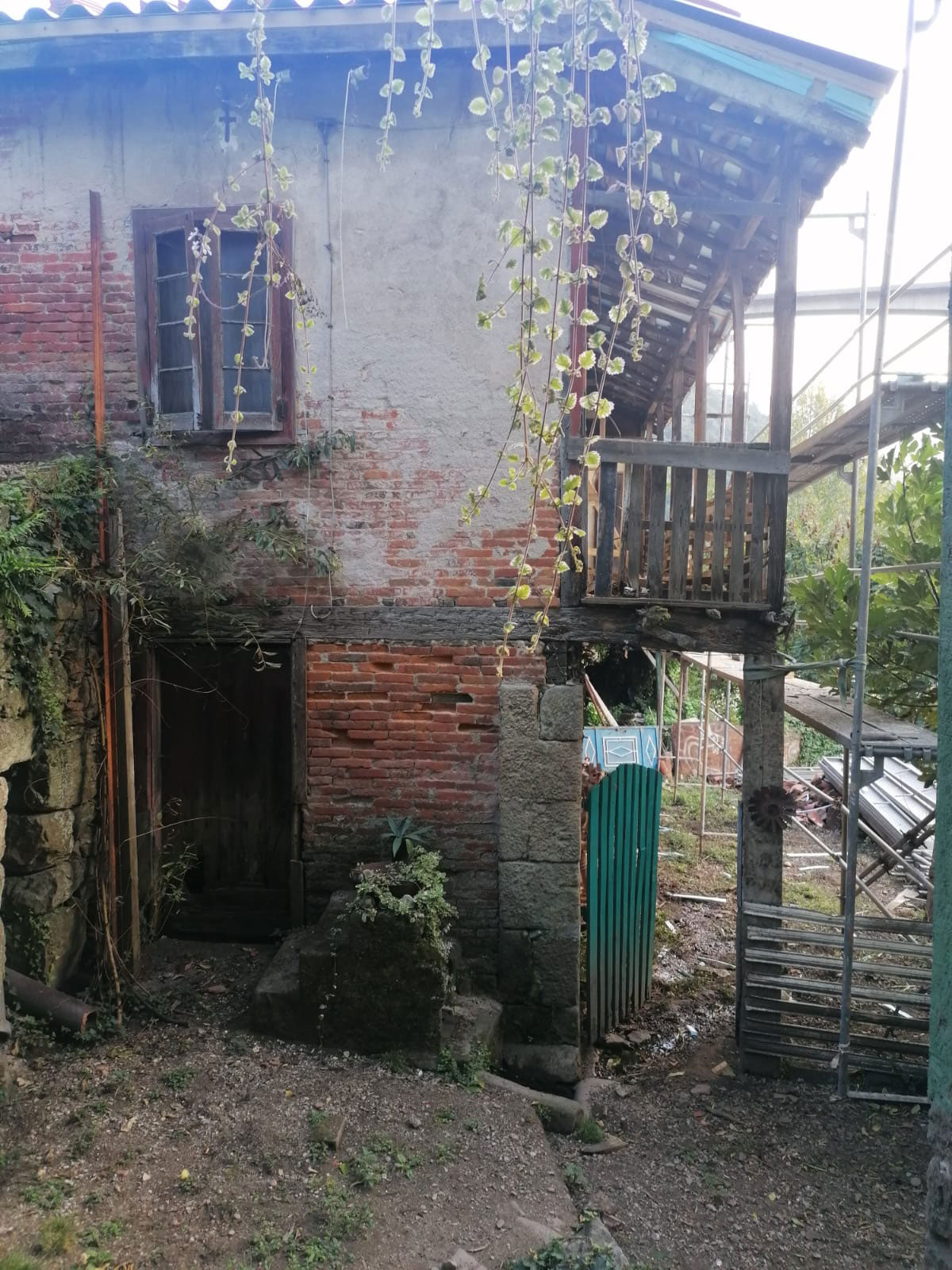 fachada de una casa en reformas