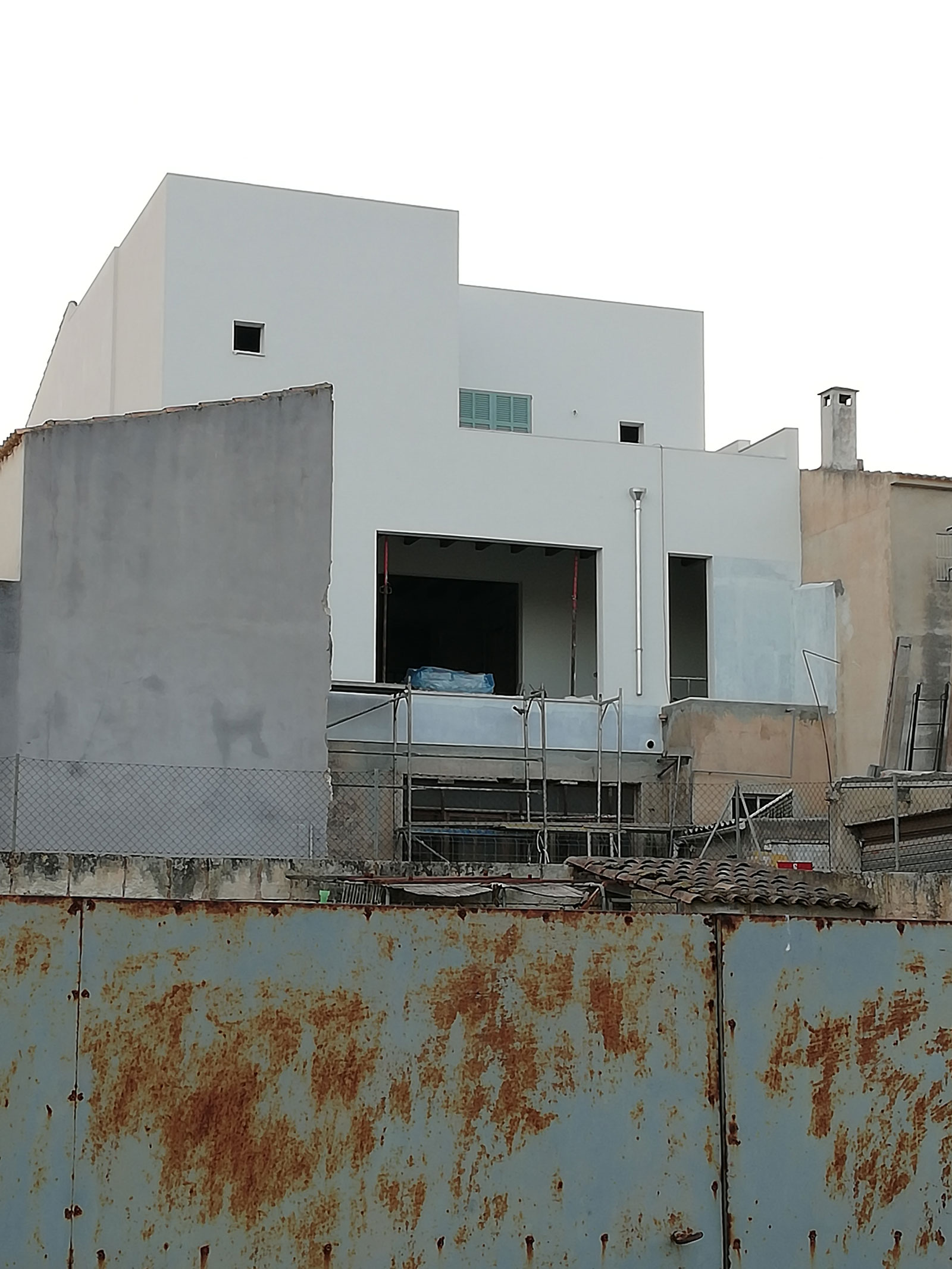 fachada en blanco de una vivienda